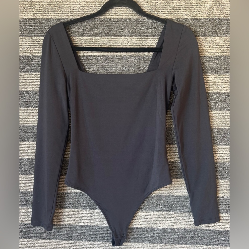 Aritzia Babaton Contour Squareneck Longsleeve Bodysuit Black Medium EUC